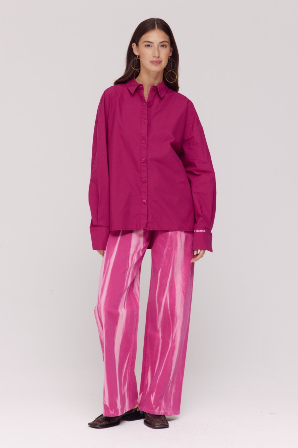 Harper & Yve broek Mayra pink tie dye, stijlvolle losse broek met kleurrijk tie dye patroon, casual en comfortabel ontwerp