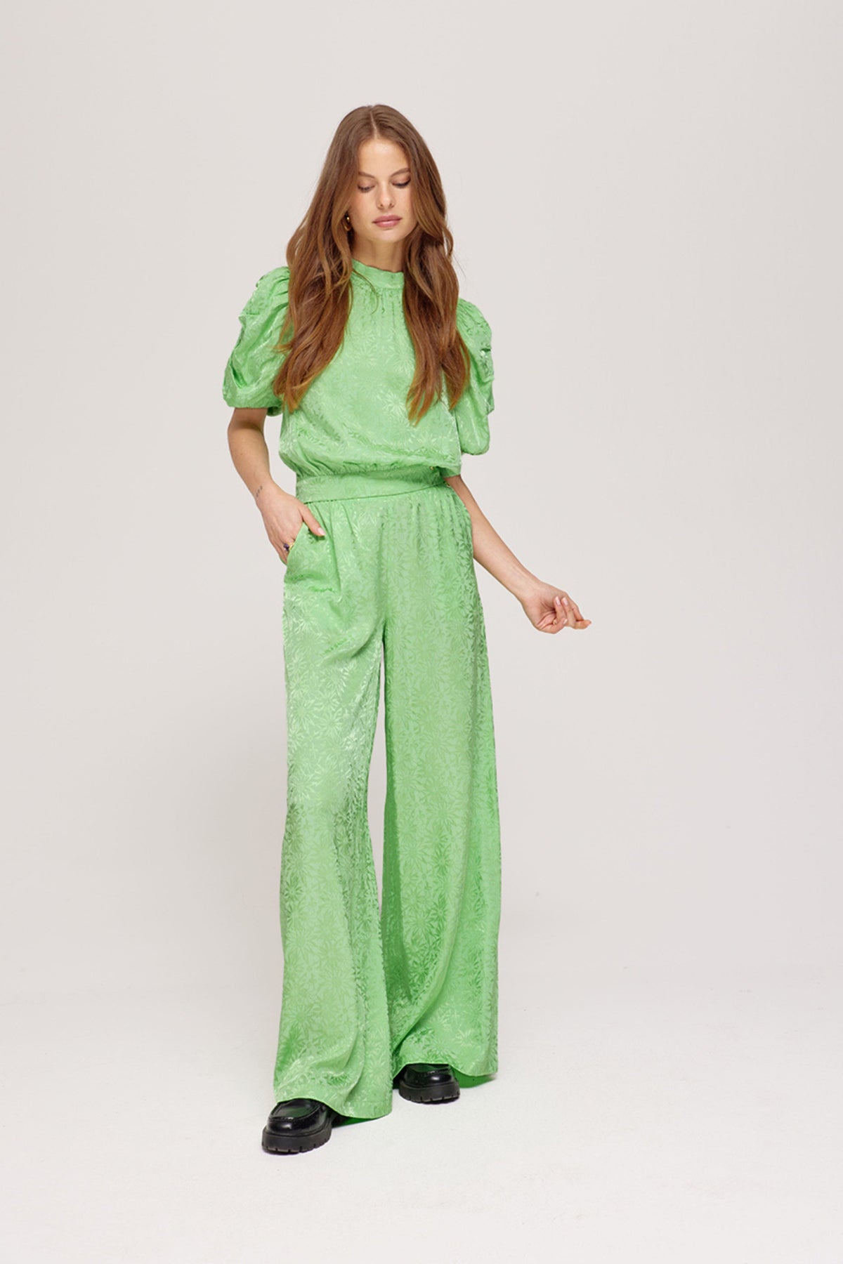 Harper & Yve Rosie Green Blossom broek met bloemenprint, comfortabele pasvorm en casual stijl, zichtbaar in de afbeelding