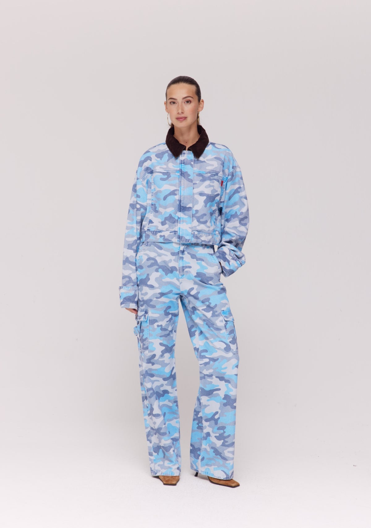 Harper & Yve Fiona Blue Camo jas met capuchon en ritssluiting, casual en trendy voor dames.