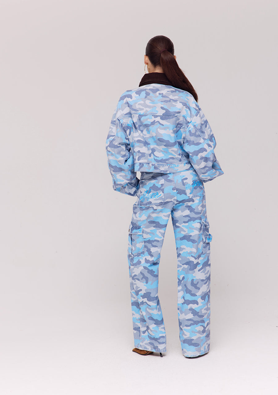 Blauwe camouflage jas Fiona van Harper & Yve, modieus jack met capuchon en ritssluiting, geschikt voor dames.