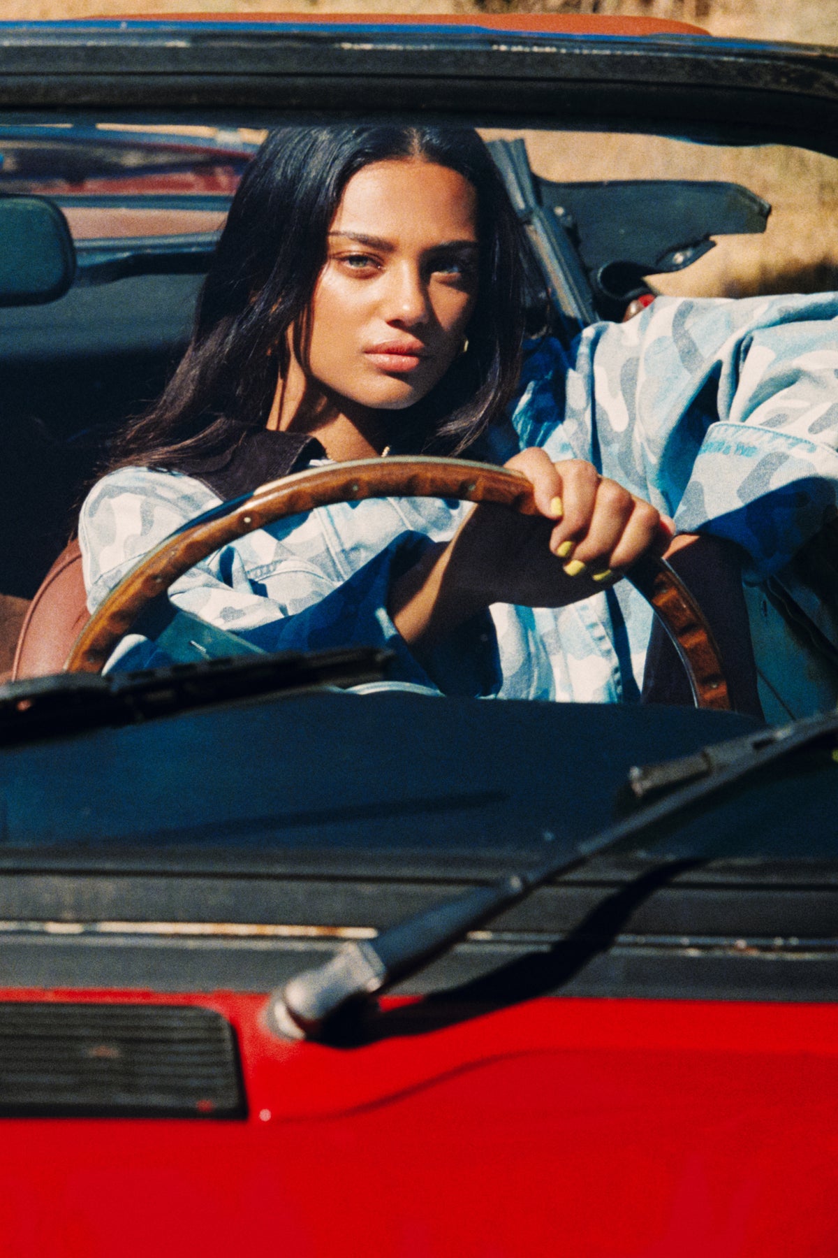 Harper & Yve Fiona jas in blauw camouflage patroon, stijlvolle outdoor jas voor dames, zichtbare details en textuur.