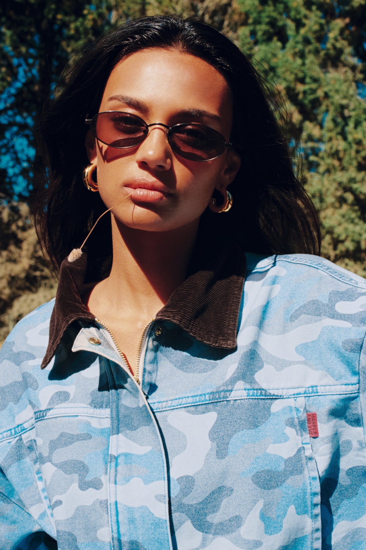 Harper & Yve Fiona blauwe camouflage jas met capuchon en ritssluiting, casual en stijlvol voor dames