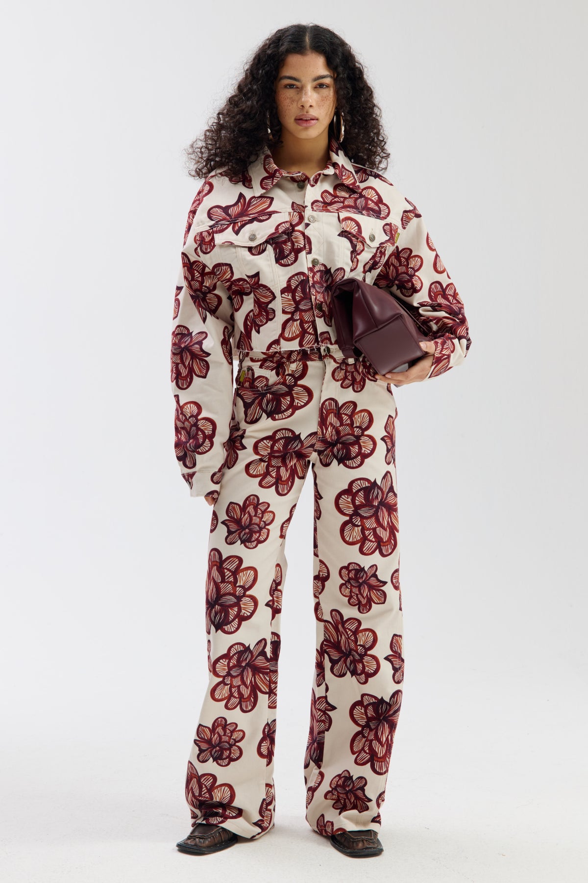 Harper & Yve jas Willow Desert Flower Ecru, lichte jack met bloemenprint, korte pasvorm en knoopsluiting.