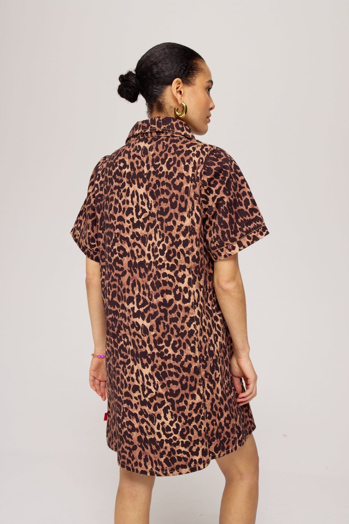 Leopard print jurk Sarah Lexie van Harper & Yve met lange mouwen en comfortabele pasvorm, ideaal voor casual stijlvolle gelegenheden.