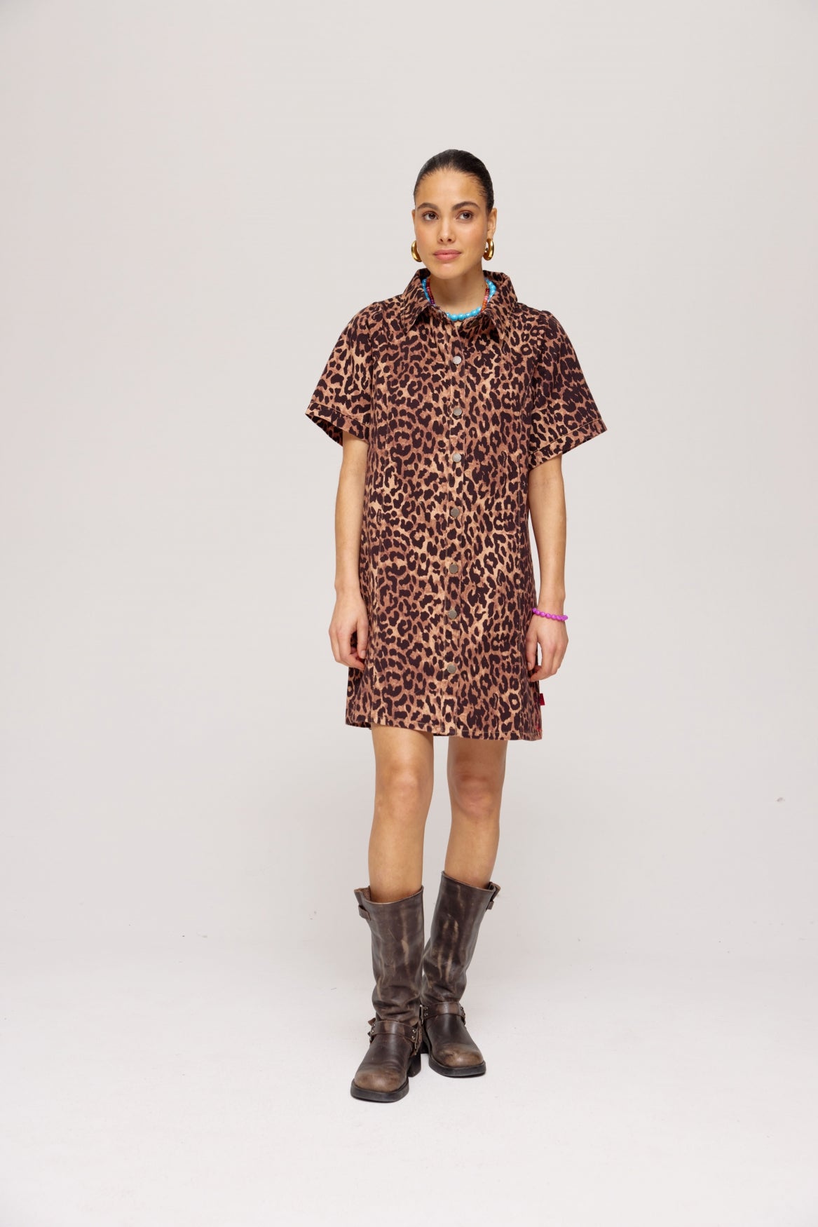 Harper & Yve Sarah Lexie leopard jurk met lange mouwen en losse pasvorm, opvallend dierenprint, perfect voor casual en feestdagen.