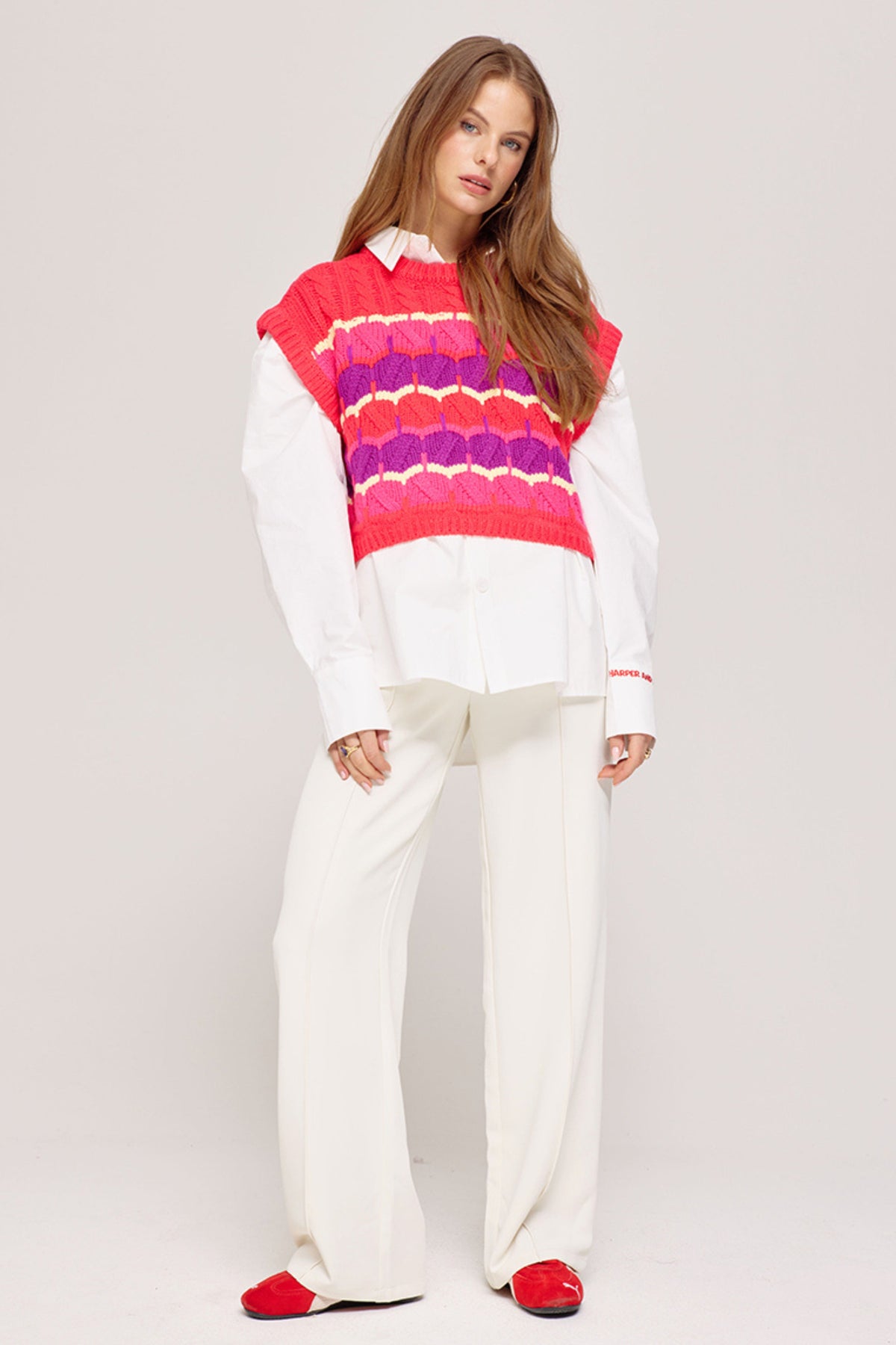 Harper & Yve Spencer Nonna Multi Spicy Red blouse met kleurrijk patroon en korte mouwen, zichtbaar in de afbeelding.