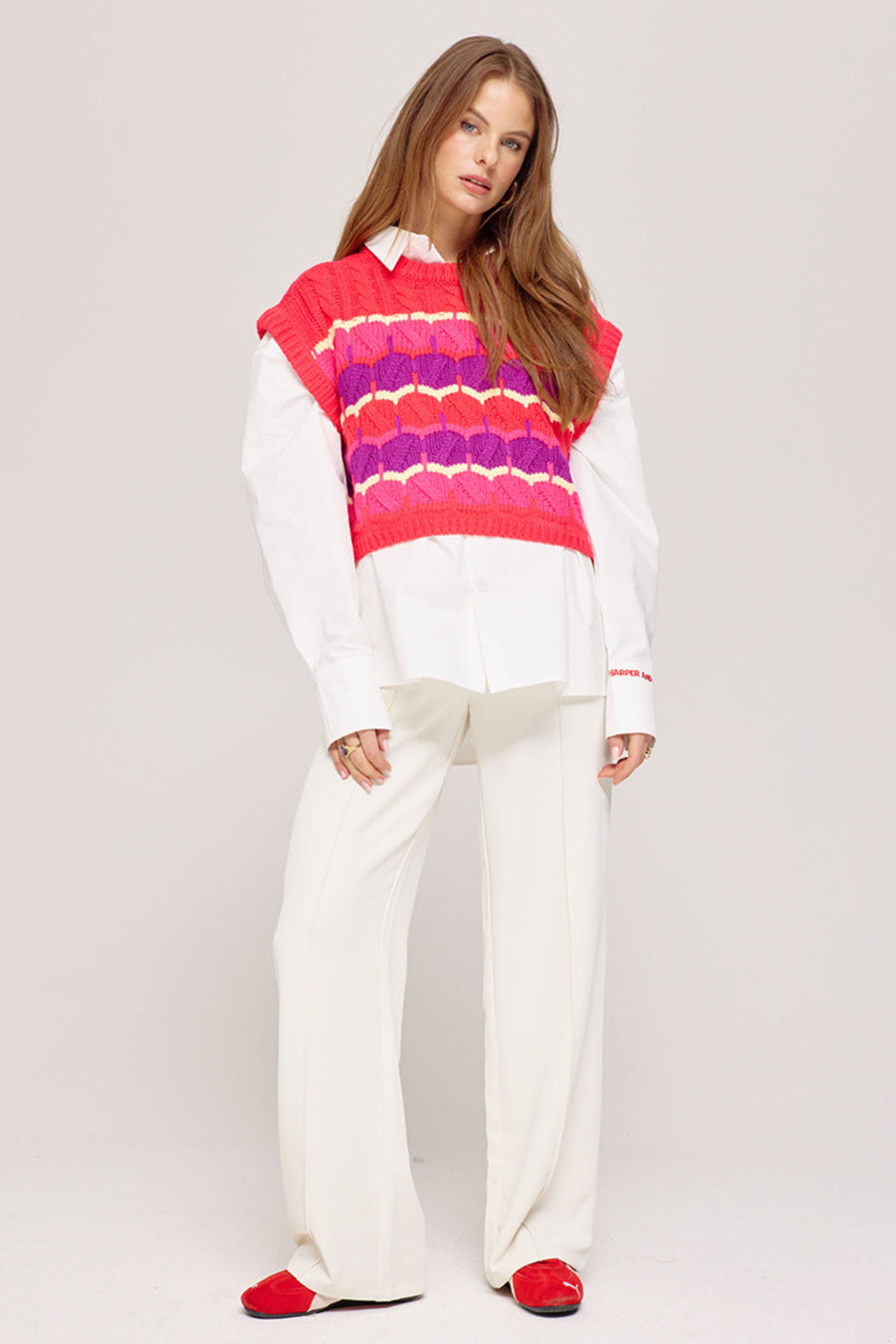 Harper & Yve Spencer Nonna Multi Spicy Red blouse met kleurrijk patroon en korte mouwen, zichtbaar in de afbeelding.