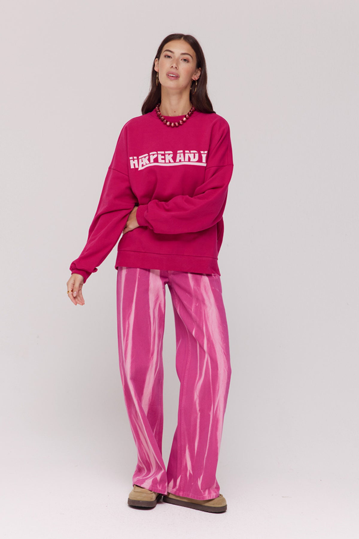 Harper & Yve sweater Lex Sangria met lange mouwen en ronde hals, in een diepe rode kleur, gedragen door een model