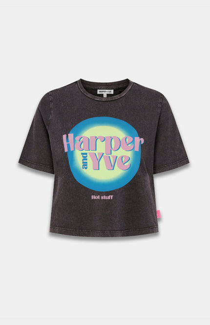Harper & Yve T-shirt Hotstuff Cropped Off Black SS25Y305 Stretchshop.nl