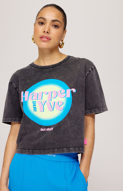 Harper & Yve T-shirt Hotstuff Cropped Off Black SS25Y305 Stretchshop.nl