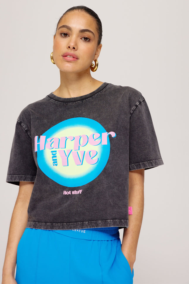 Harper & Yve T-shirt Hotstuff Cropped Off Black SS25Y305 Stretchshop.nl