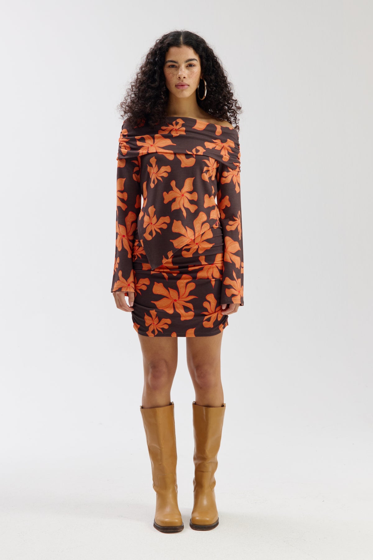 Oranje bloemendesign top Jesse van Harper & Yve, korte mouw, casual stijl, voor dames.
