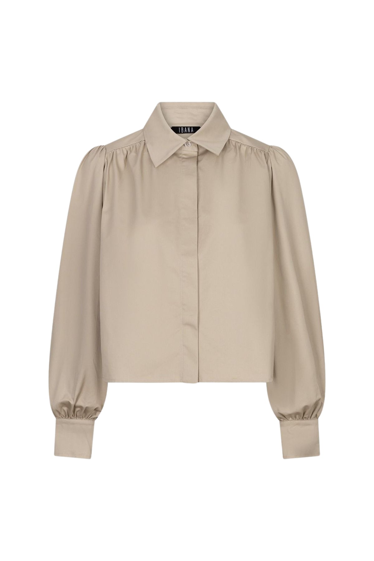 Licht beige blouse Jenia Ostra van Ibana, met elegante pasvorm en zachte stof, gedragen door een model.