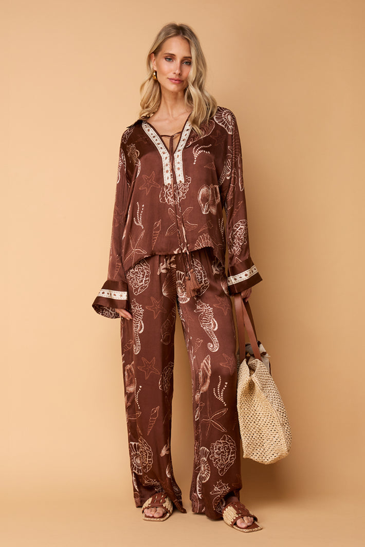 Marrone blouse Tarya Shell van Ibana met ronde hals en lange mouwen, gedragen door een model.