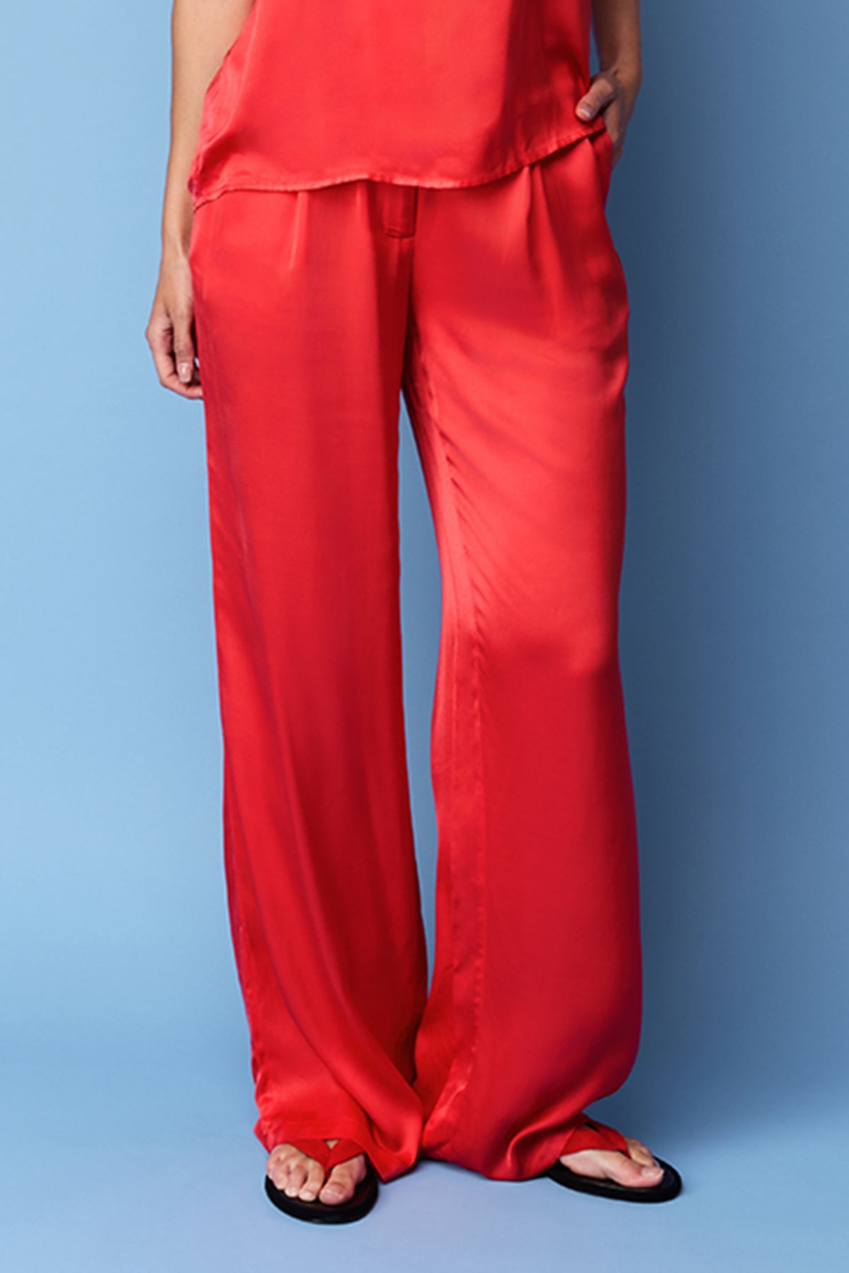 Ibana Pasha broek in roze coral kleur, loszittend met elastische taille en stijlvolle pasvorm voor dames.