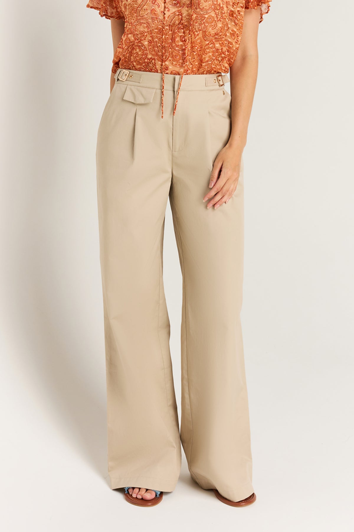 Beige Penia Ostra broek van Ibana, getailleerd model met comfortabele pasvorm en stijlvolle uitstraling.