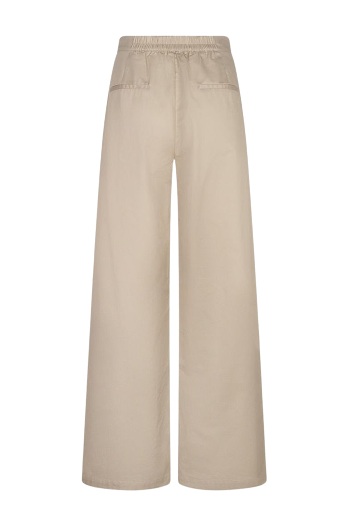 Beige Penia Ostra broek van Ibana, getoond op een model, met een rechte pasvorm en stijlvolle taille.