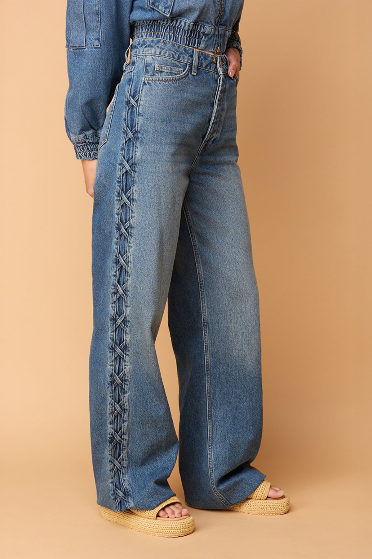 Ibana Poseph Piedra Denim broek met rechte snit en blauwe denim stof, zichtbaar op de afbeelding.