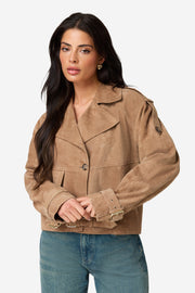 Ibana Jalissa suède jas in iced coffee kleur, met stijlvolle pasvorm en zachte textuur, geschikt voor casual en feestelijke outfits.