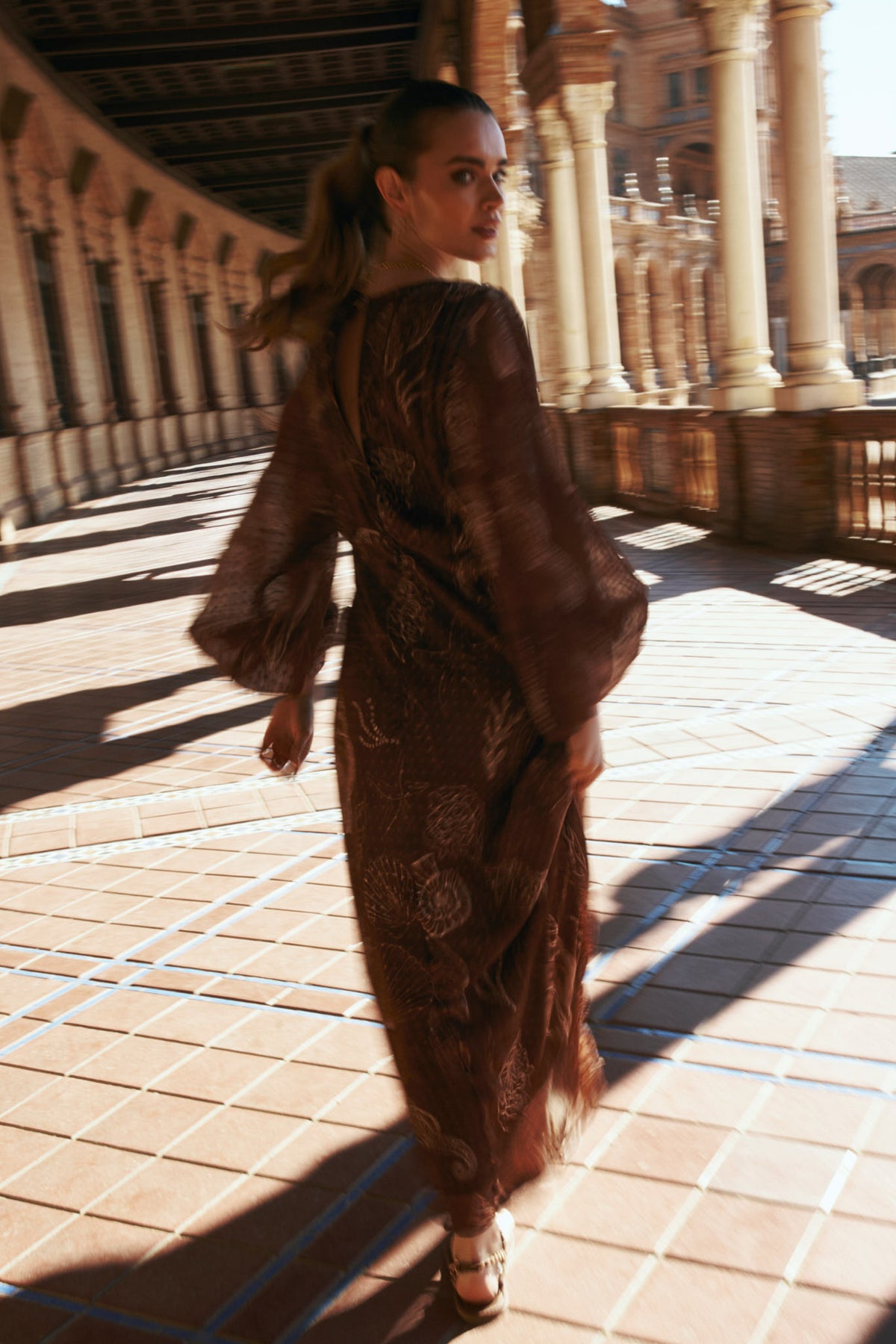 Ibana Jurk Danoli Shell Marron met flowy stof en elegante snit, zichtbaar op de afbeelding.