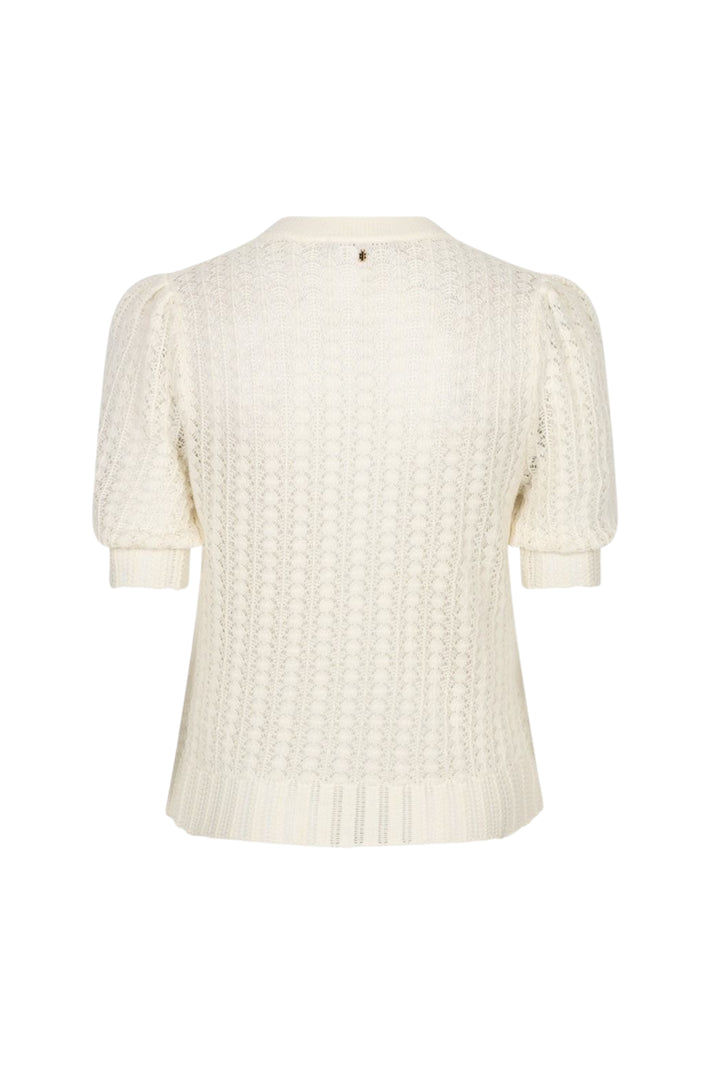 Witte Ibana Top Kylin Perla met zachte stof en ronde hals, zichtbaar in close-up op een witte achtergrond.
