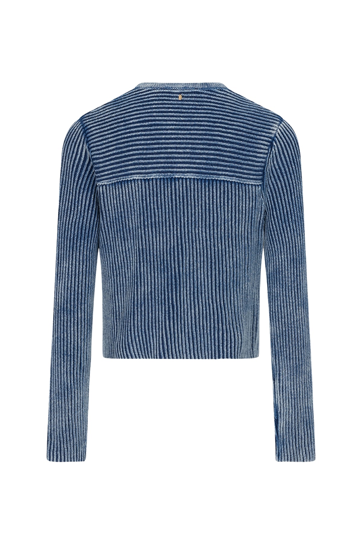 Lichte blauwe Ibana Kaycee washed vest met ronde hals en knoopsluiting, gedragen door een model, close-up van de stof en details