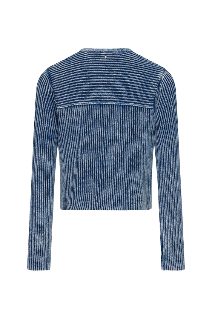 Lichte blauwe Ibana Kaycee washed vest met ronde hals en knoopsluiting, gedragen door een model, close-up van de stof en details