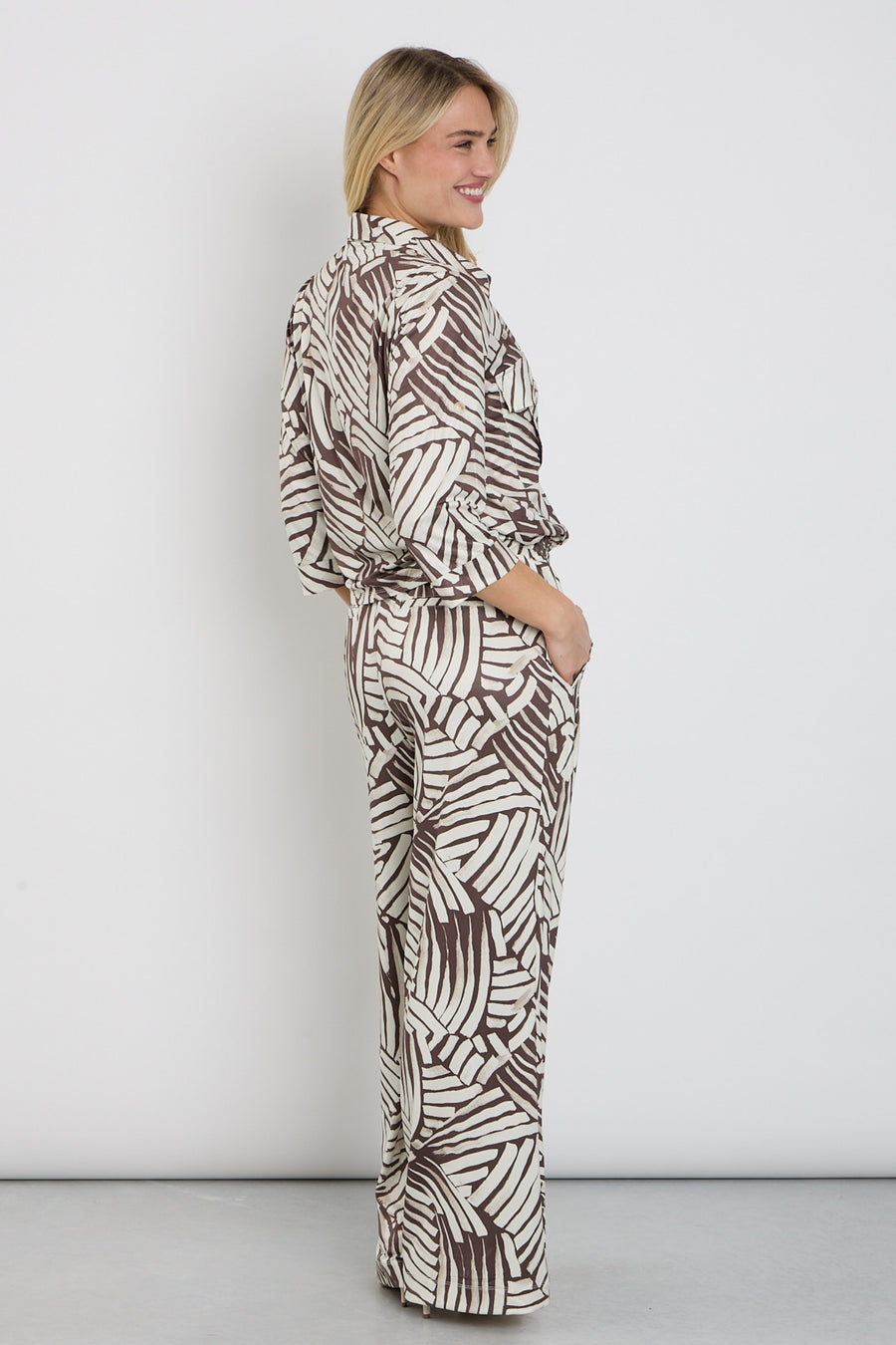 K-design jumpsuit met uniek design, lange mouwen en wijde pijpen, perfect voor casual en stijlvolle gelegenheden.