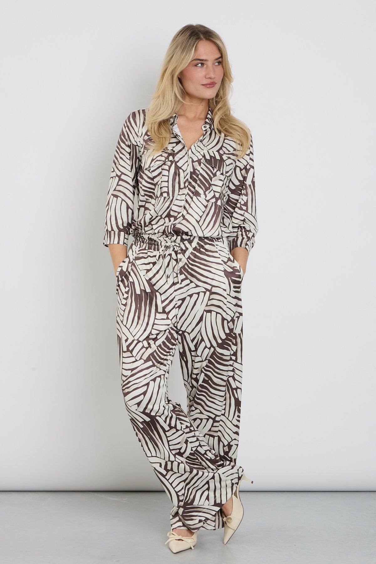 K-design jumpsuit met uniek design, met kleurrijke patronen en stijlvolle snit, zichtbaar op de afbeelding.