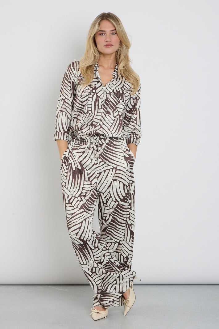 K-design jumpsuit met opvallend design, comfortabel fit en stijlvolle uitstraling, perfect voor casual en feestelijke gelegenheden.