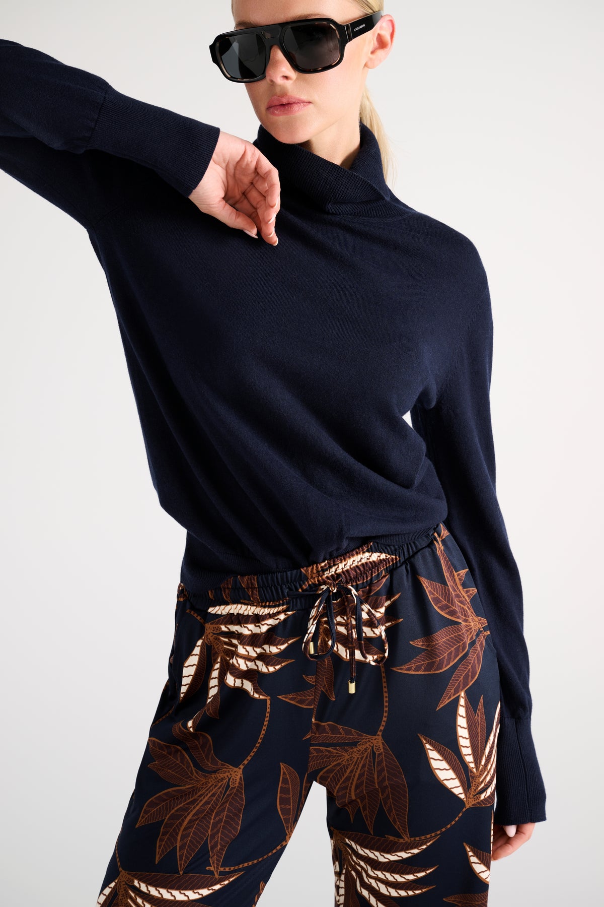 Navy blauwe broek met botanisch print van K-design, getailleerd model met elastische taille en comfortabele pasvorm