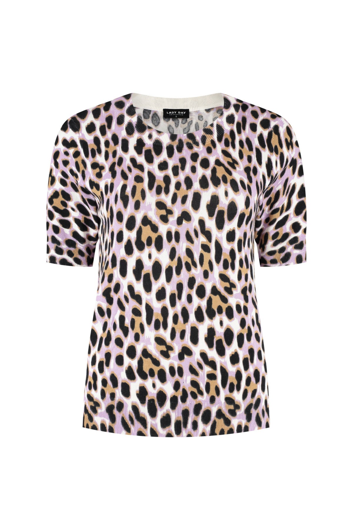 Lady Day blouse in sage met Sutton print, korte mouwen en losvallend design, zichtbaar op de afbeelding.