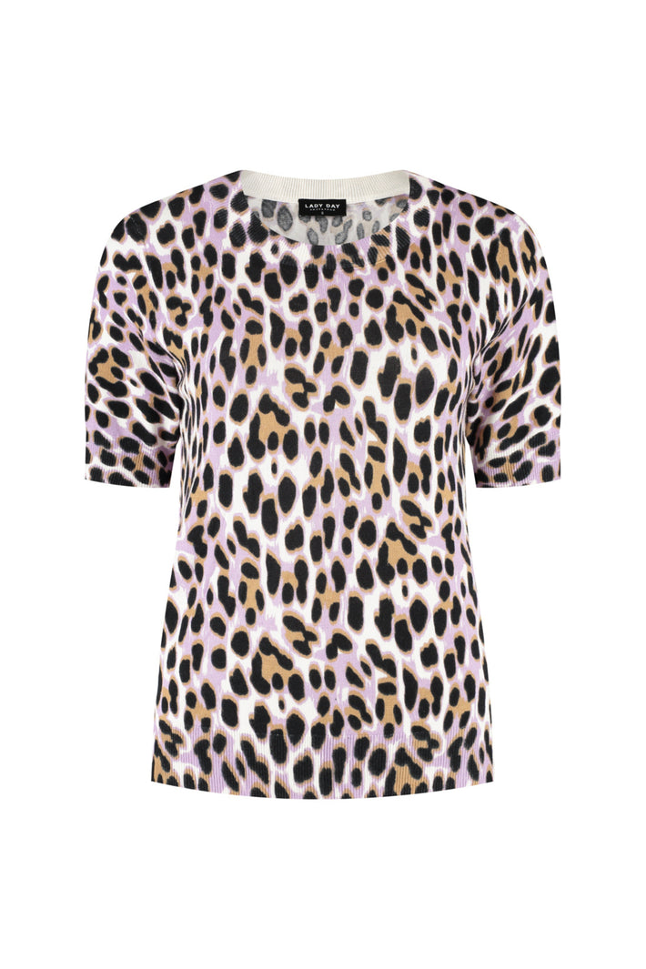 Lady Day blouse in sage met Sutton print, korte mouwen en losvallend design, zichtbaar op de afbeelding.