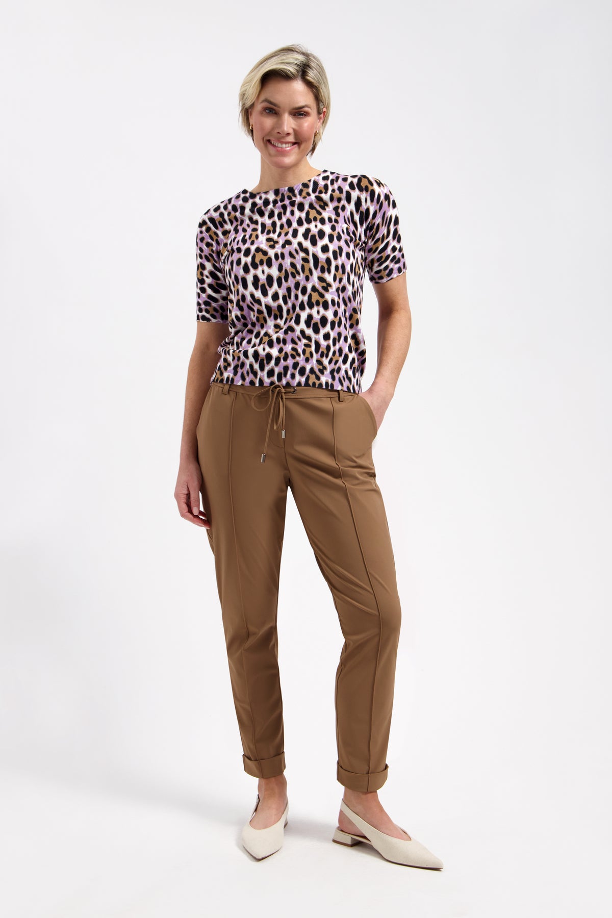 Lady Day blouse in sage met Sutton print, korte mouwen en losvallend ontwerp, geschikt voor casual en slimme looks