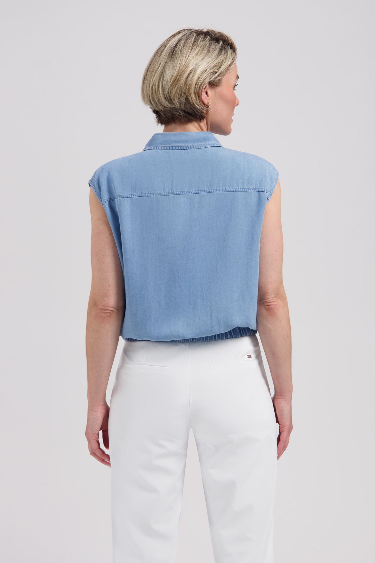 Lady Day Isabel Chambray gilet met knopen en ronde hals, gedragen op een effen achtergrond.