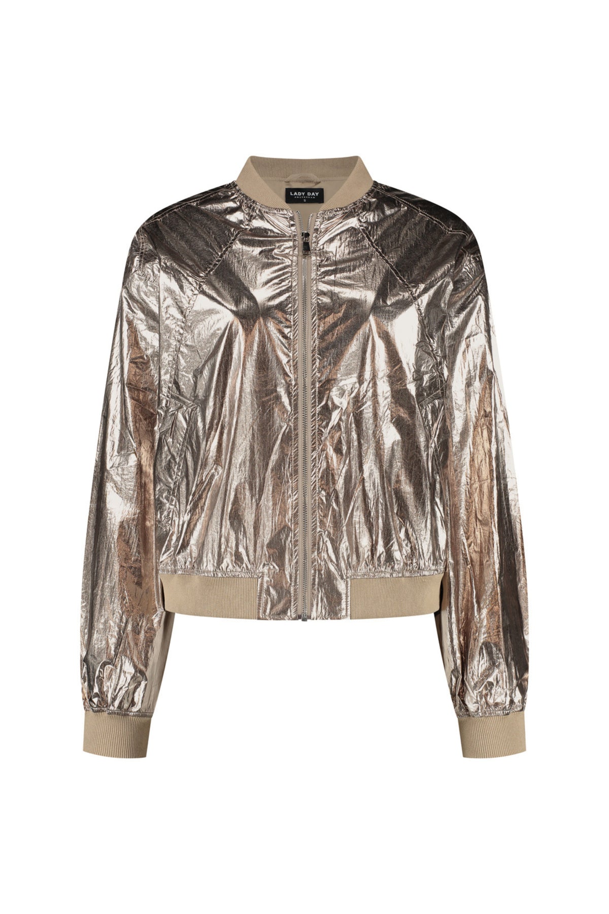 Gouden Lady Day jas May L49-801-3152 met geknoopte details en stijlvolle uitstraling, gedragen door model.