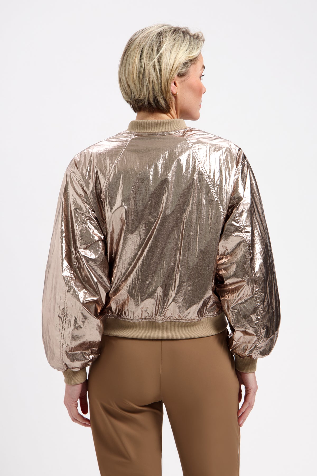 Gele Lady Day jacket May L49-801-3152 met gouden kleur, korte pasvorm, en lichte stof, zichtbaar in de afbeelding.