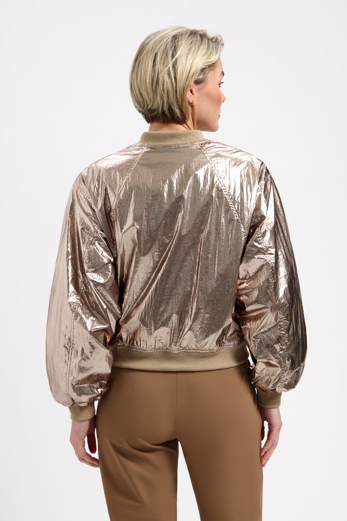 Gele Lady Day jacket May L49-801-3152 met gouden kleur, korte pasvorm, en lichte stof, zichtbaar in de afbeelding.