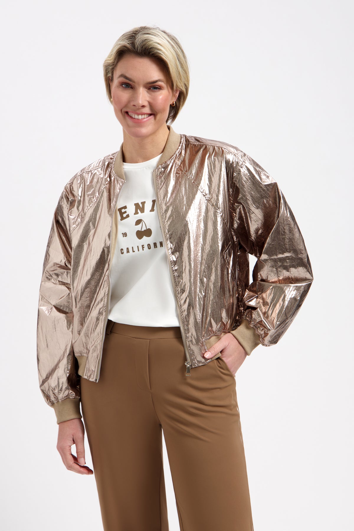 Lady Day gouden jacket May L49-801-3152, modieus damesjack met elegante pasvorm en stijlvolle details.