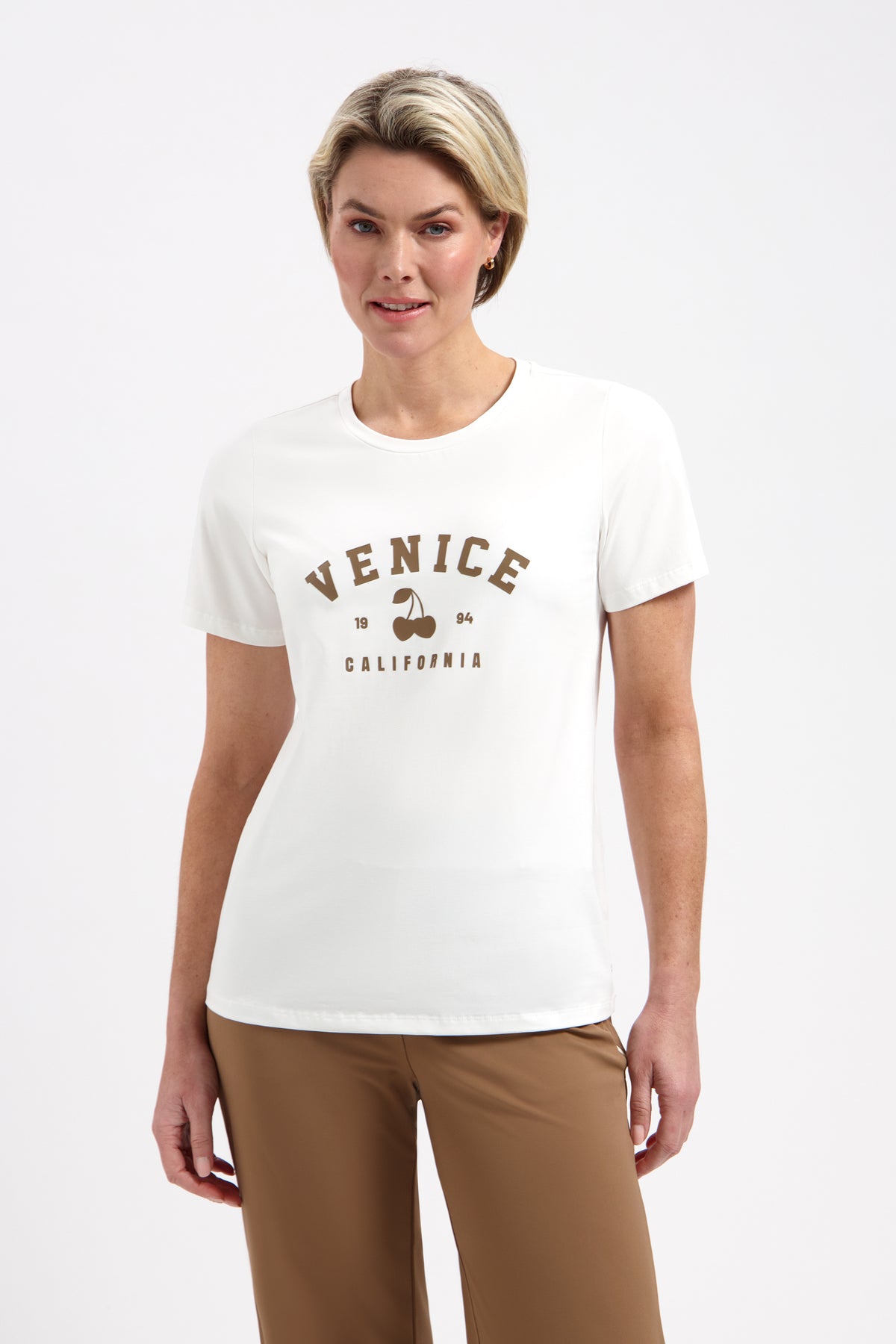 Wit Lady Day T-shirt met kersenprint, eenvoudig design en comfortabele pasvorm, voor een casual look.