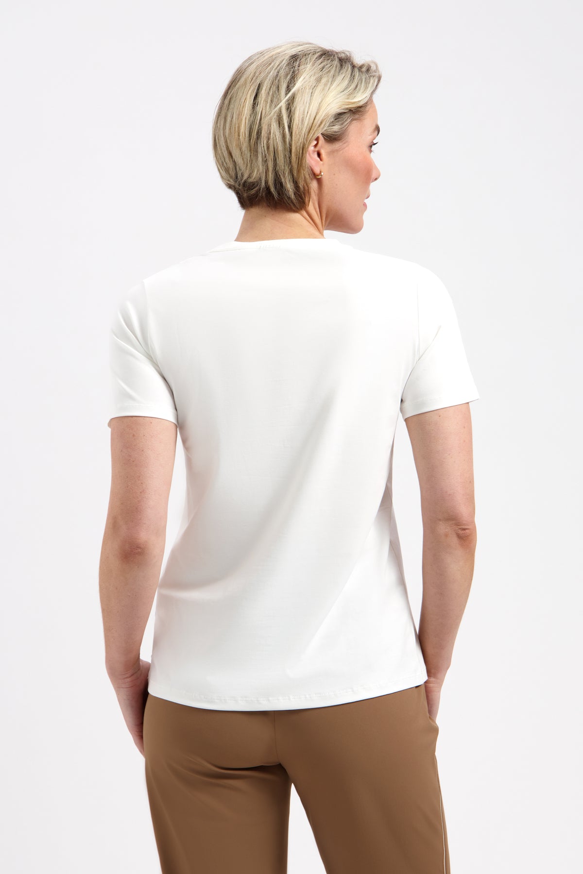 Witte Lady Day T-shirt met eenvoudige kersprint, casual en comfortabel, zichtbaar met korte mouwen en ronde hals.