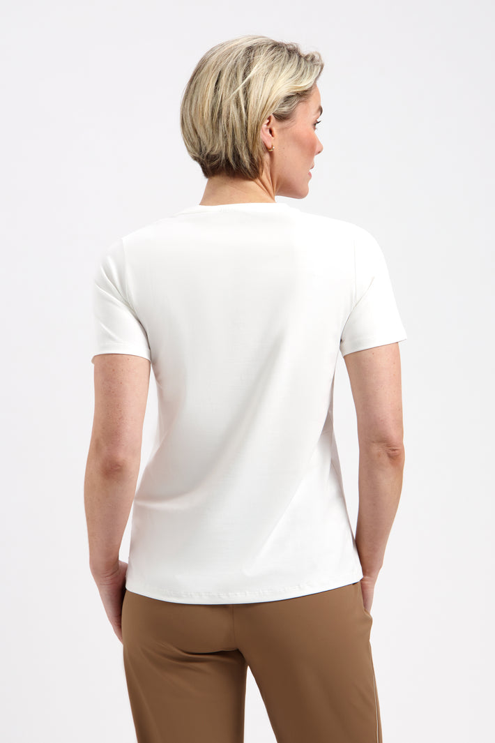 Witte Lady Day T-shirt met eenvoudige kersprint, casual en comfortabel, zichtbaar met korte mouwen en ronde hals.