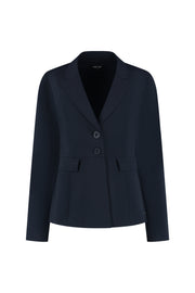 Lady Day reisblazer in cloverblauw, stijlvol en comfortabel, getoond op een model met geklede pasvorm en knopen.