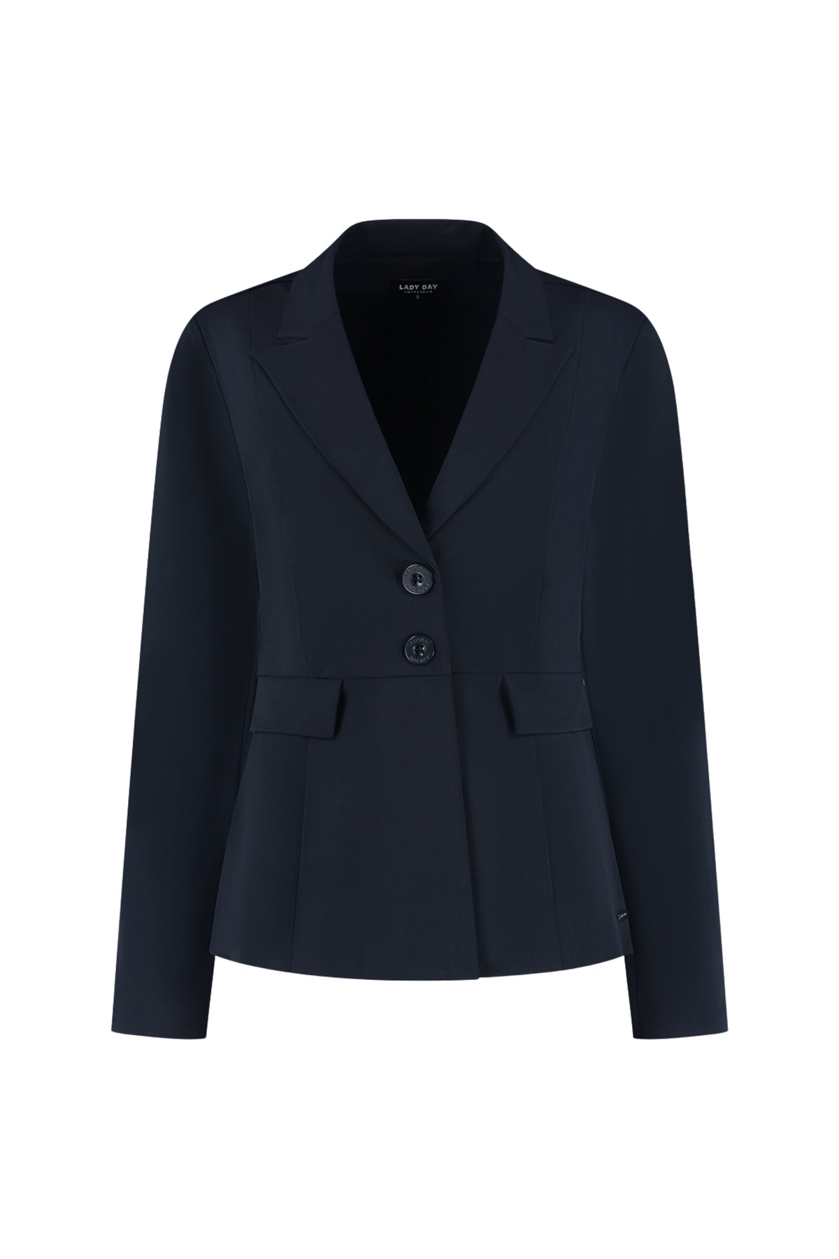 Lady Day reisblazer in cloverblauw, stijlvol en comfortabel, getoond op een model met geklede pasvorm en knopen.
