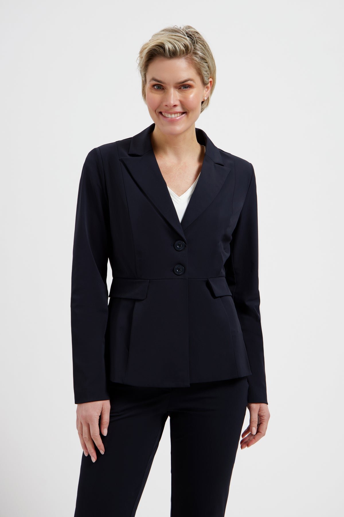 Lady Day travel blazer in clover blauw, L46-475-3006, zichtbaar op de afbeelding, elegant en comfortabel voor reizen.