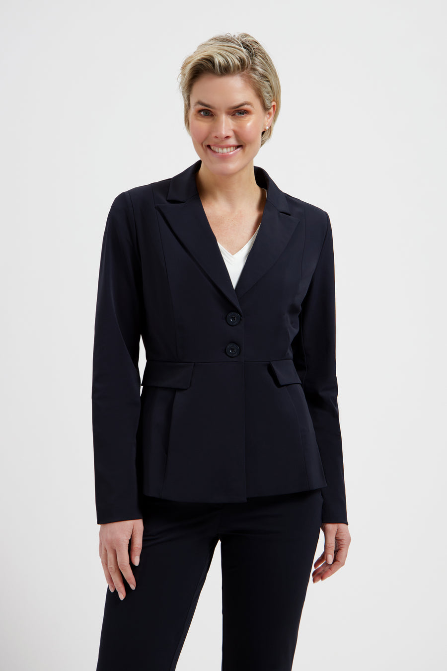 Lady Day travel blazer in clover blauw, L46-475-3006, zichtbaar op de afbeelding, elegant en comfortabel voor reizen.