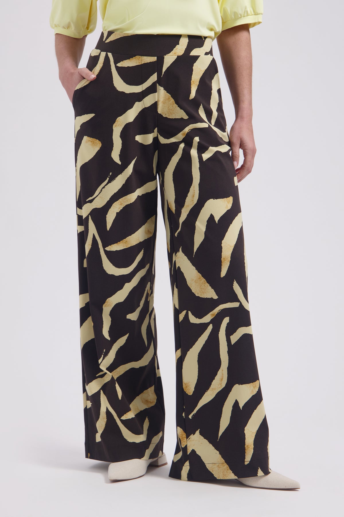 Reisbroek Lady Day Mille Pania-print met comfortabele pasvorm en kleurrijk patroon, geschikt voor casual reizen en ontspanning.