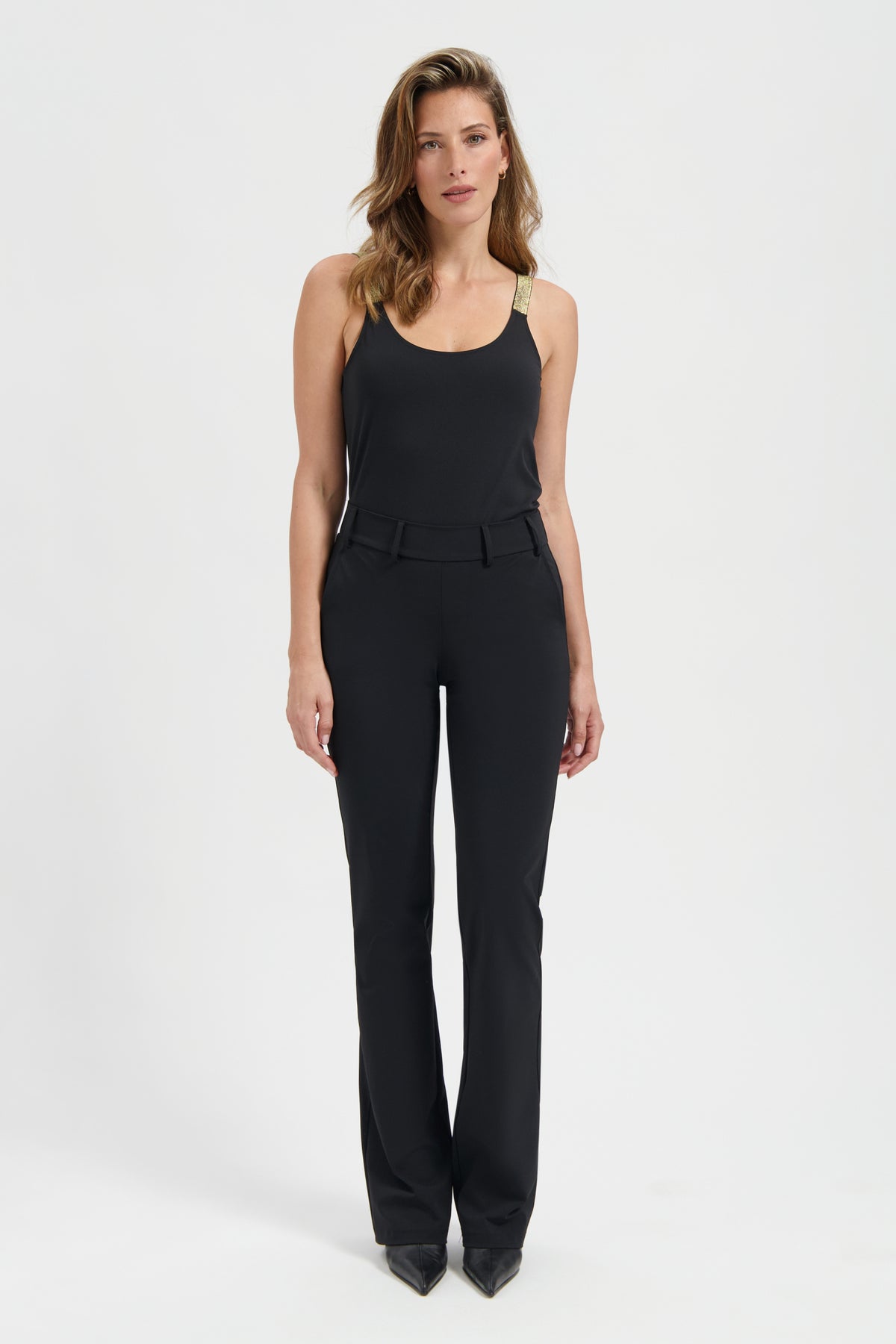 Lady Day Travel Broek Poppy in zwart, comfortabel en stijlvol, zichtbaar in de afbeelding.