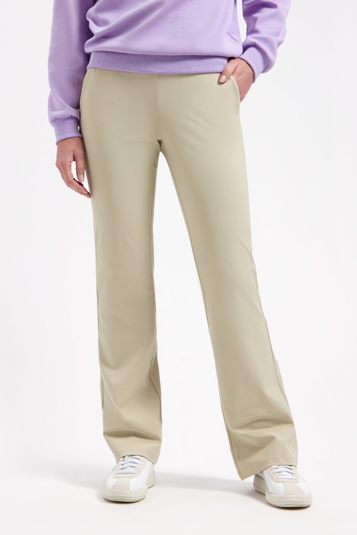 Lady Day travel broek Poppy Sand met rechte snit en comfortabele pasvorm, geschikt voor reizen en dagelijks gebruik.