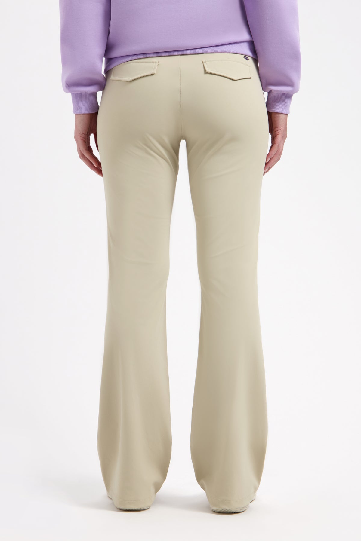 Lady Day Travel Broek Poppy Sand, lichtgewicht damesbroek met comfortabele pasvorm en elastische taille.
